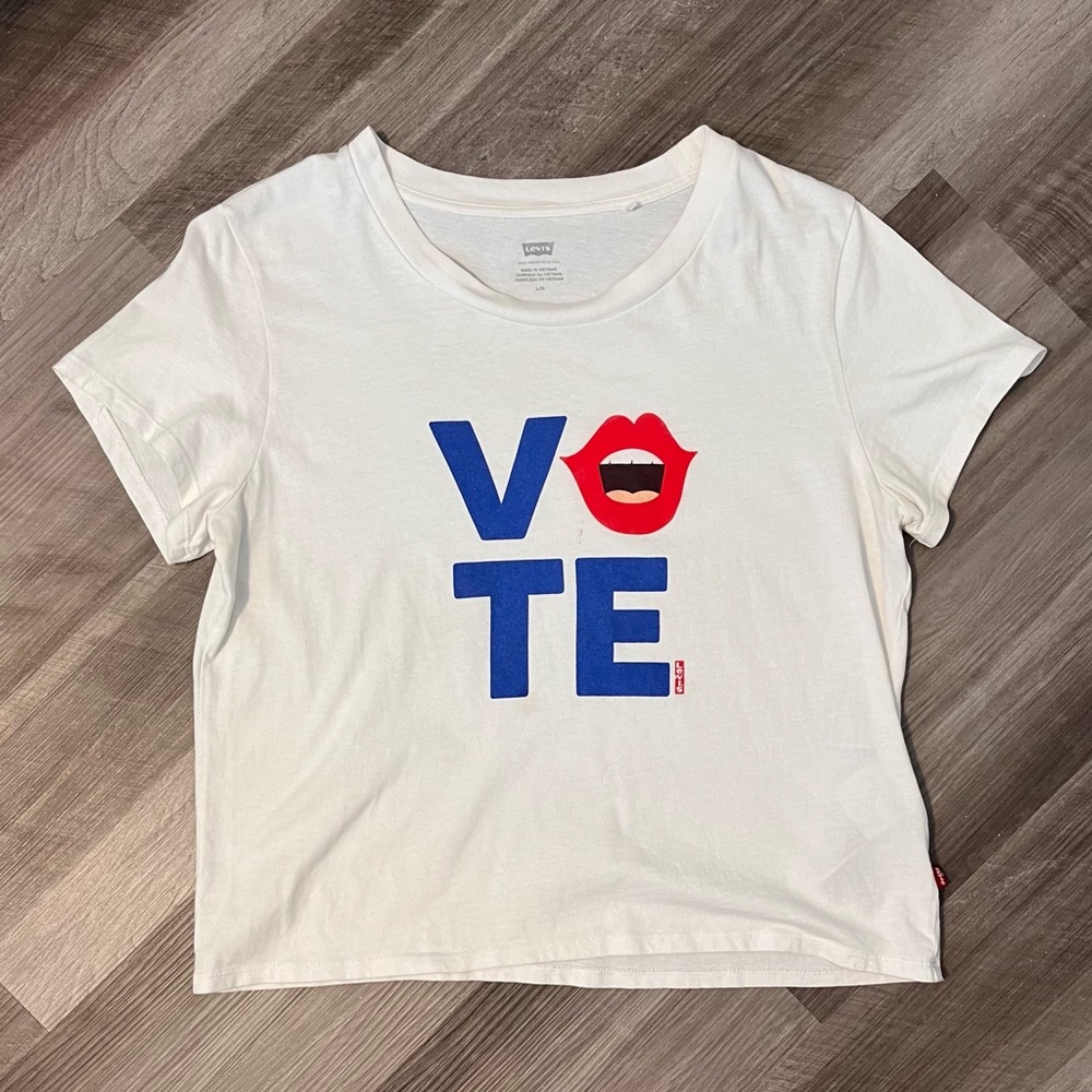 Levi’s V👄TE Graphic Tee